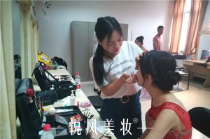 寻找化妆学校的渠道