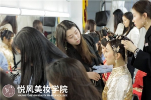 去化妆学校学新娘跟妆师好找工作吗？