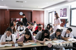 武汉学化妆哪个学校好？