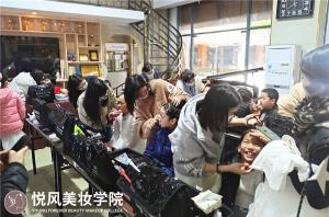 武汉悦风美妆学化妆贵不贵？