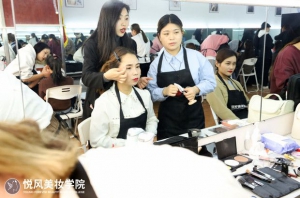 武汉哪里学化妆正规专业？