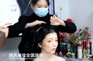 转行学化妆，我选择了悦风美妆学院……